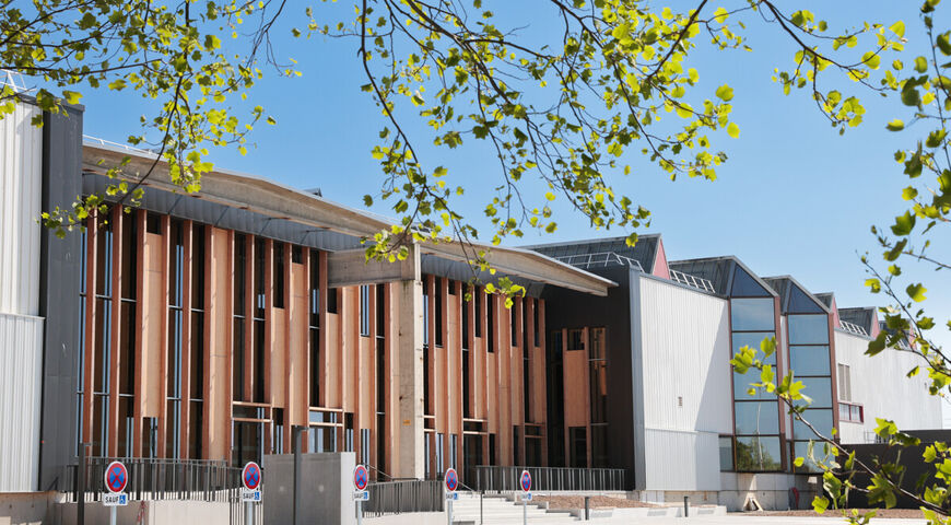 Parvis du Bâtiment 78 à La Janais