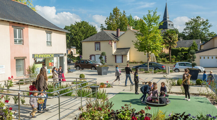 Place de la mairie et commerces La Chapelle-Thouarault