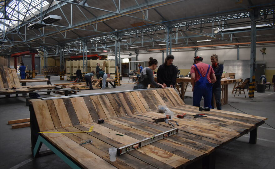 Fabrication de mobilier avec matériaux issus du réemploi